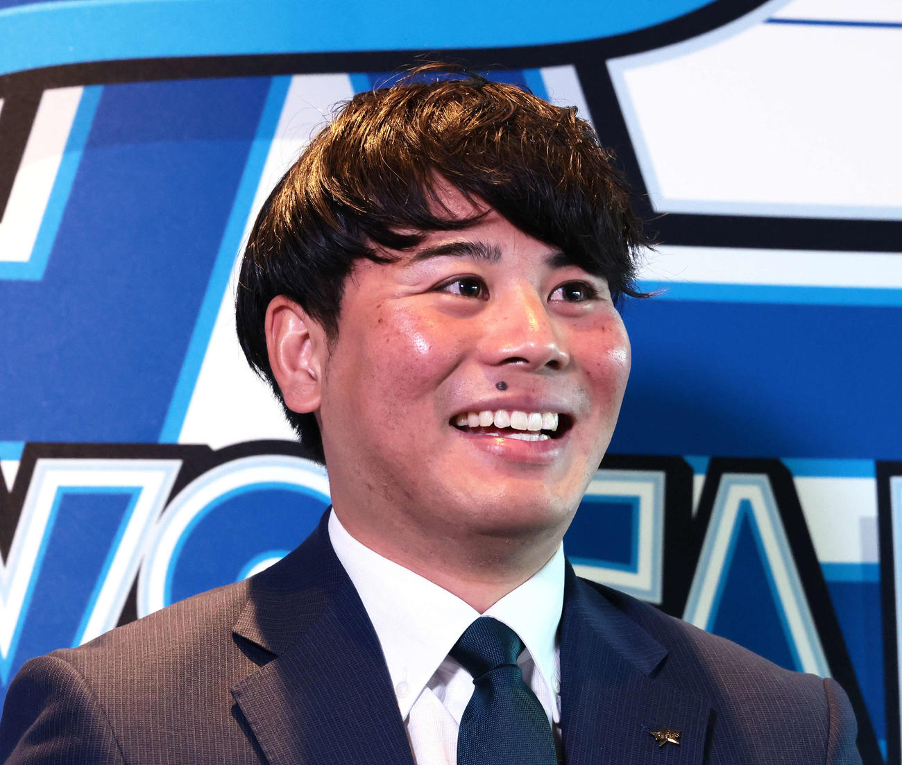 契約更改を終えオンライン会見に応じ笑顔を見せるDeNA浜口（撮影・足立雅史）