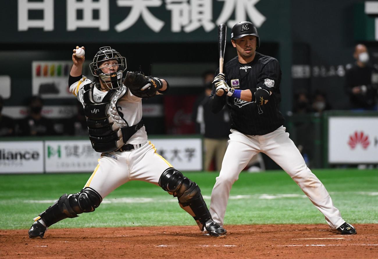 ソフトバンク対ロッテ　4回表ロッテ1死一、三塁、甲斐は藤原の二盗を阻止する。打者は清田（2020年11月15日撮影）