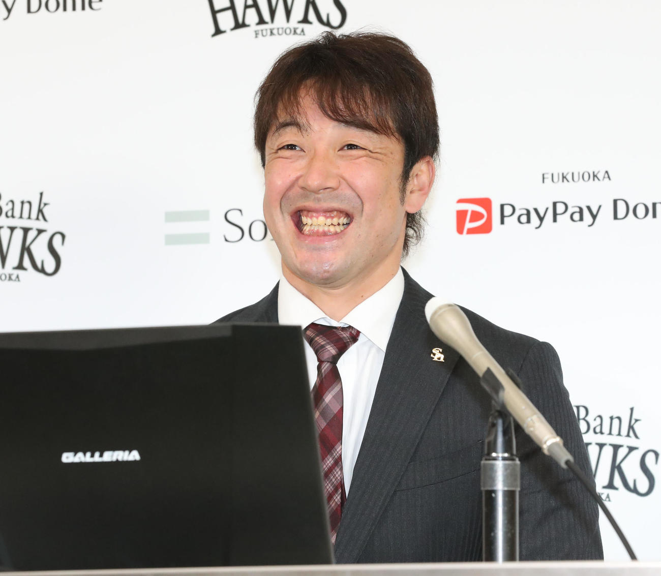 契約更改を終えた高谷裕亮は会見で笑顔を見せる（撮影・梅根麻紀）