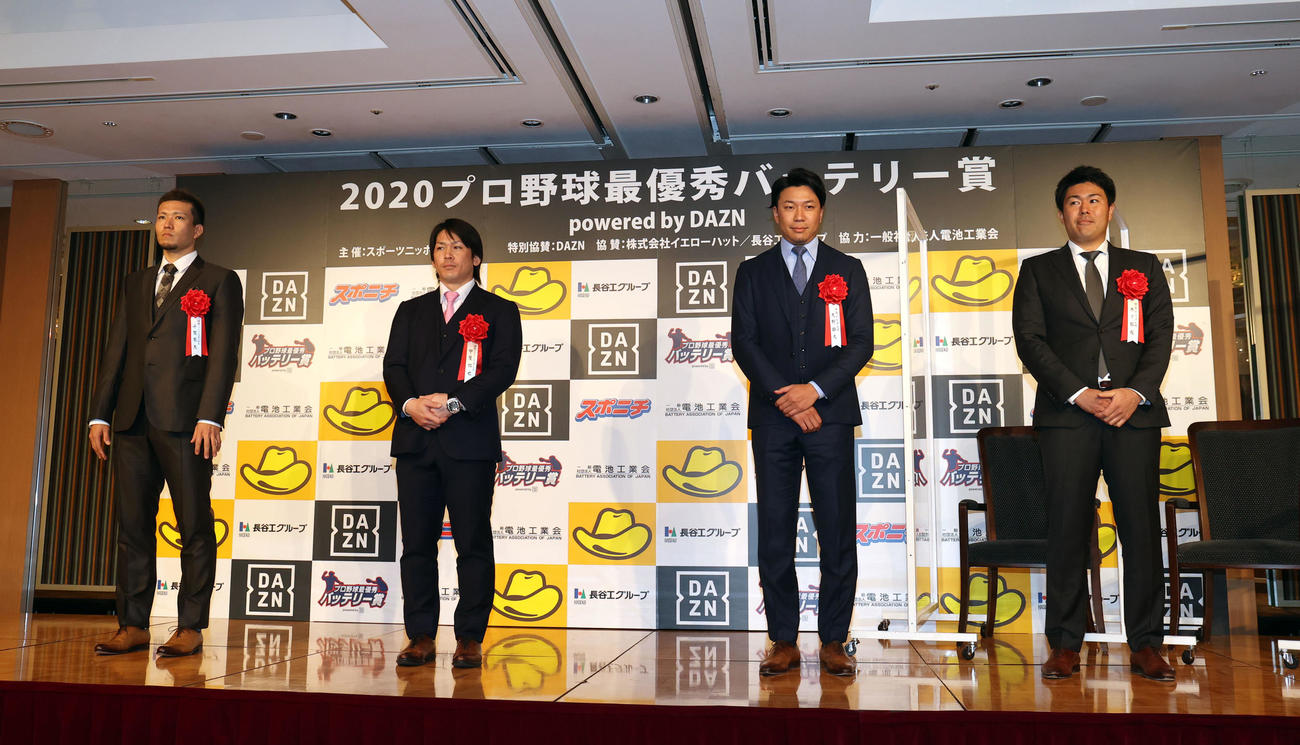 年間最優秀バッテリー賞の表彰式で登壇する、左からソフトバンク千賀投手、甲斐捕手、中日大野雄投手、木下拓捕手（撮影・狩俣裕三）