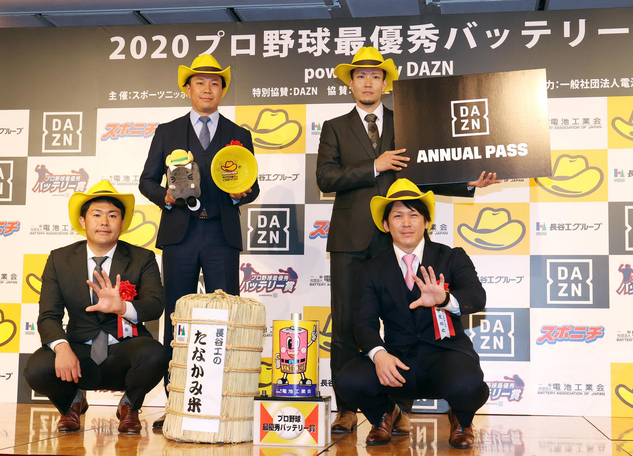 年間最優秀バッテリー賞の表彰式で記念撮影する、左から中日木下拓捕手、大野雄投手、ソフトバンク千賀投手、甲斐捕手（撮影・狩俣裕三）