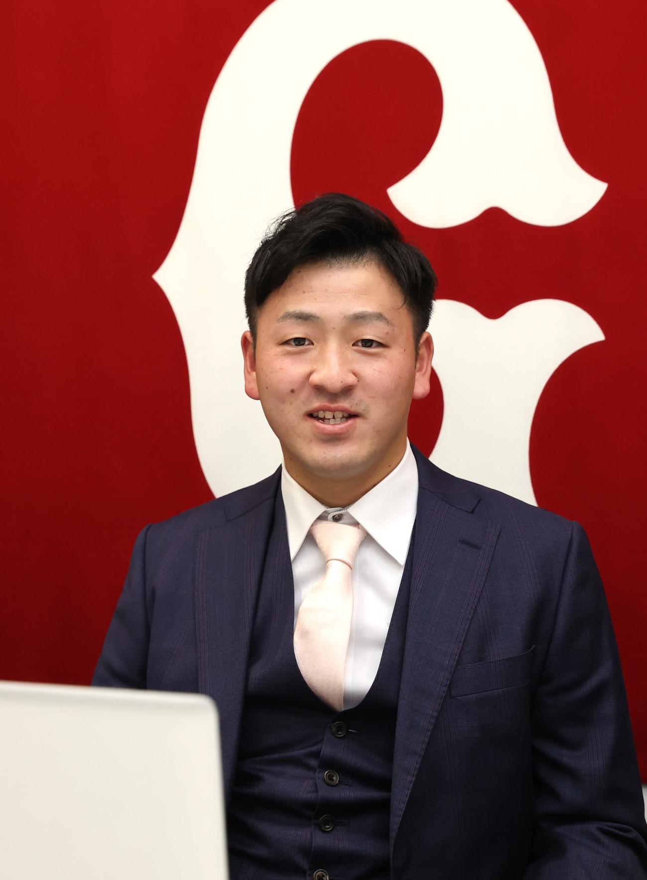 都内の球団事務所で契約更改に臨んだ巨人岸田（球団提供）