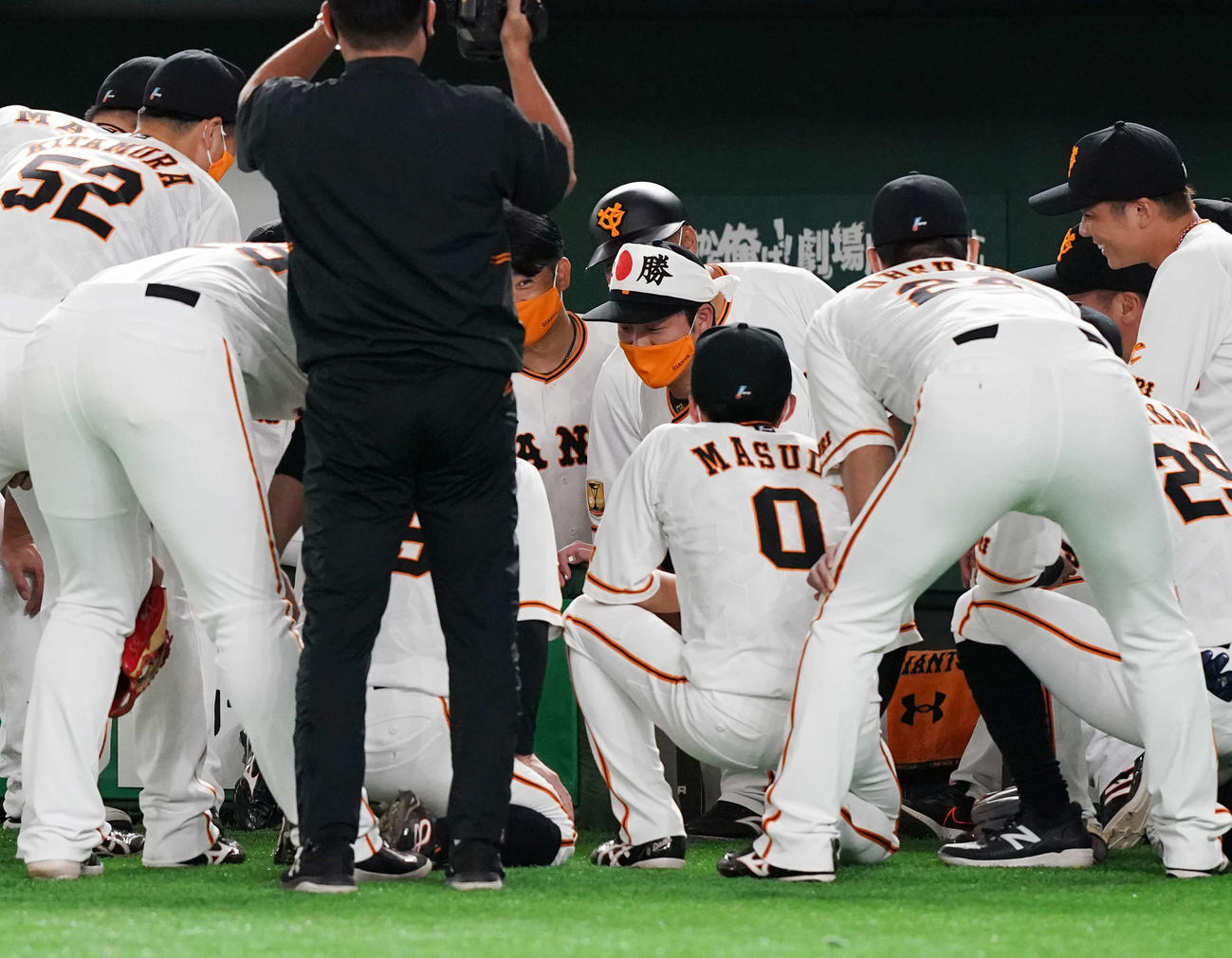 試合前、ベンチ前での円陣で鉢巻きをつけ声出しする巨人岸田（2020年9月2日撮影）