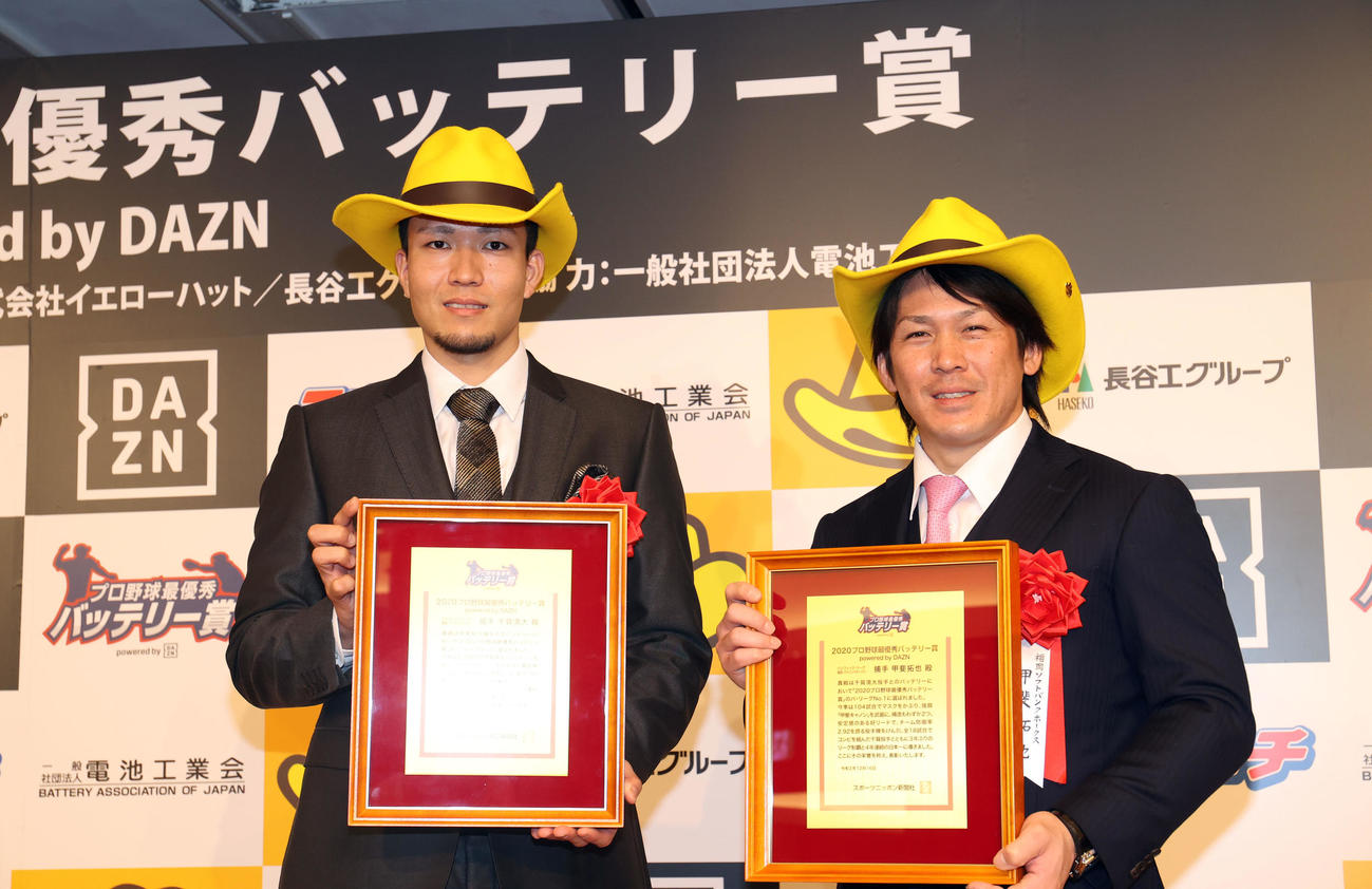 年間最優秀バッテリー賞の表彰式で記念撮影する千賀（左）と甲斐（撮影・狩俣裕三）
