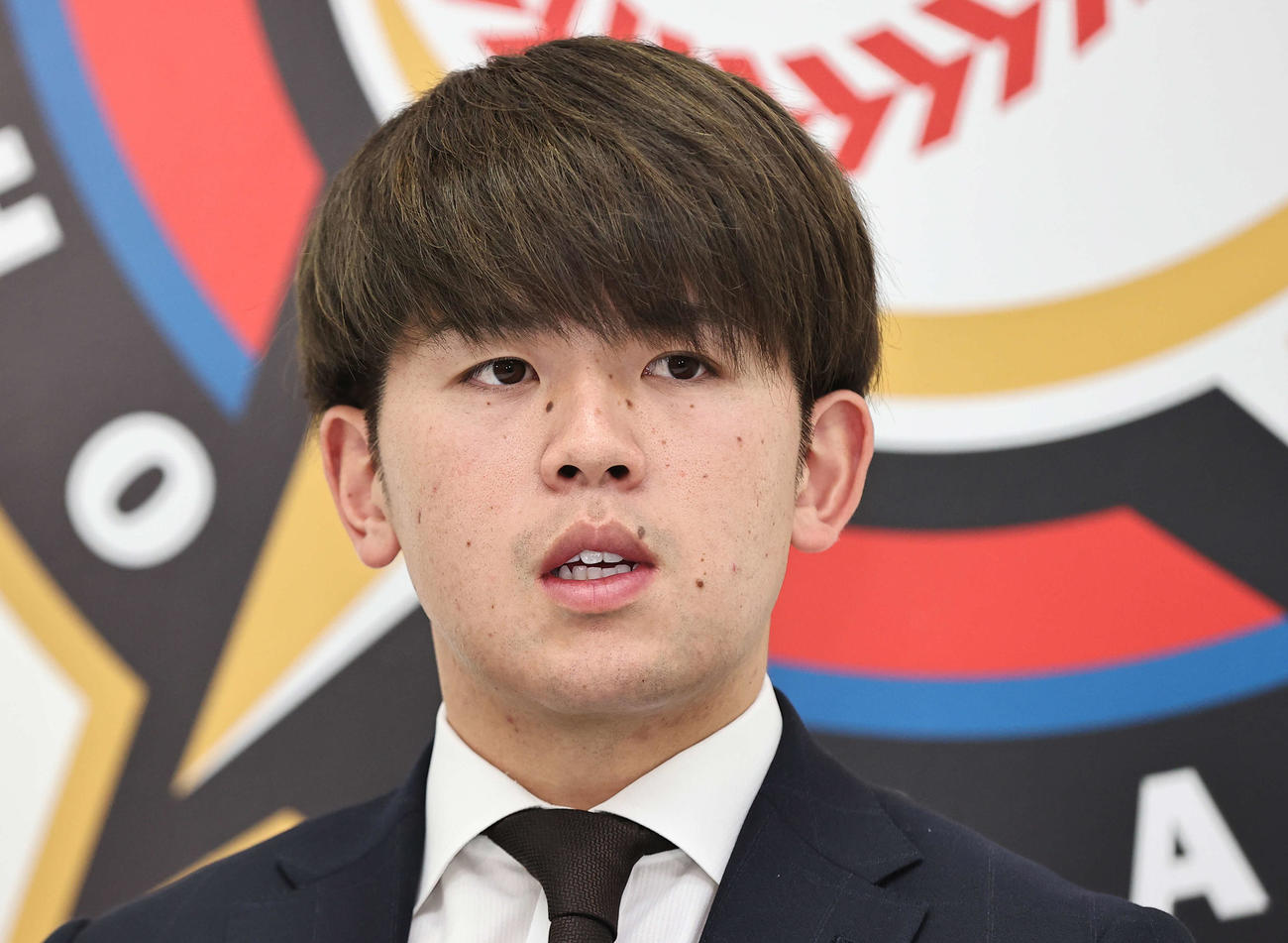 札幌市内にある球団事務所で契約更改を終え、記者会見に臨んだ日本ハム清水（代表撮影）