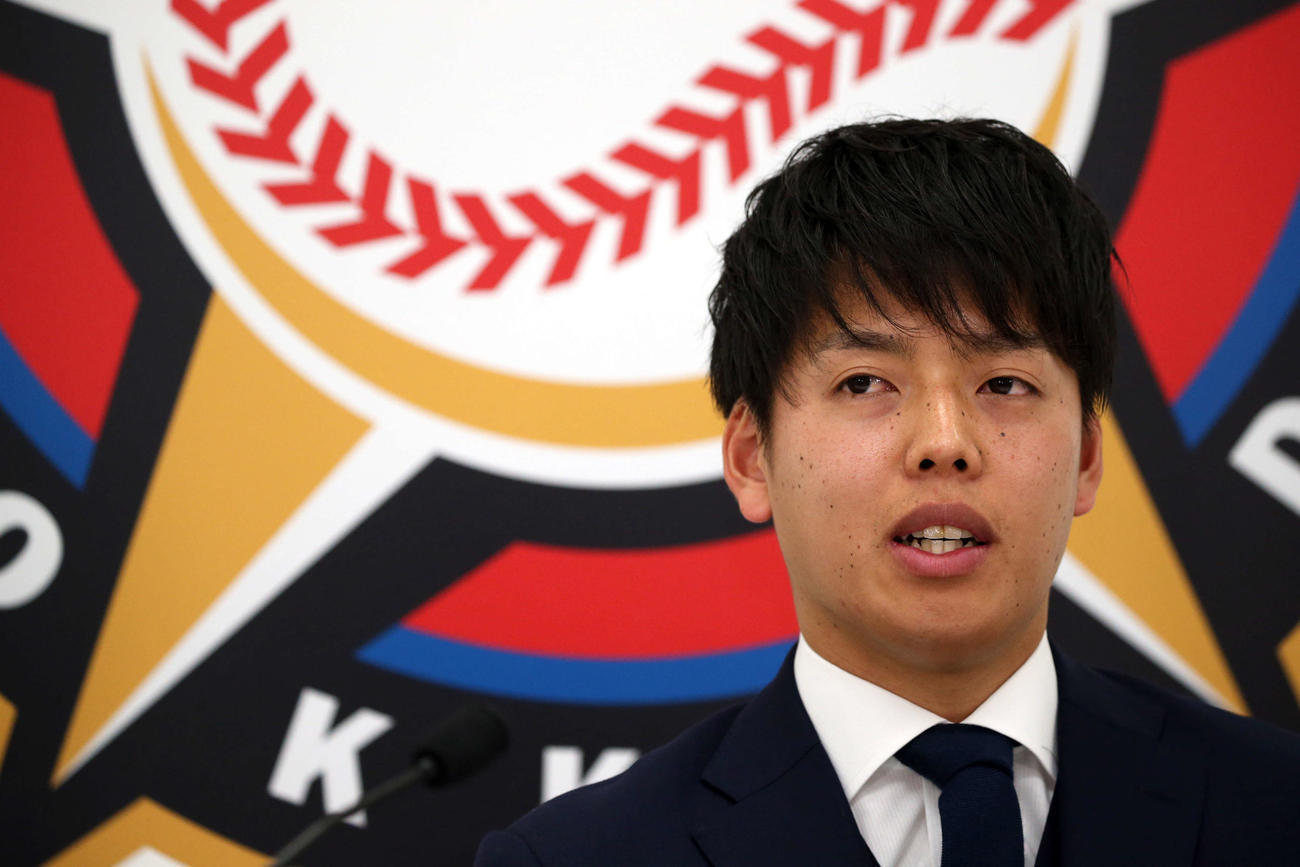 契約更改を終え、記者会見に臨んだ日本ハム杉浦（代表撮影）