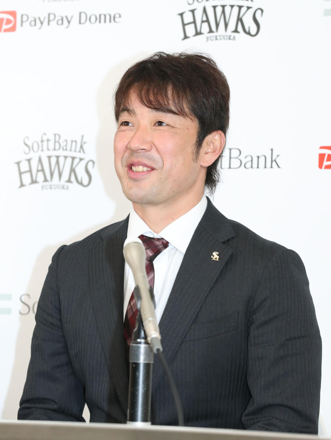 契約更改を終えた高谷裕亮は会見で笑顔を見せる（撮影・梅根麻紀）