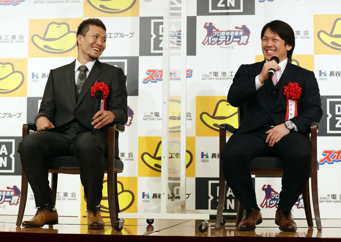 年間最優秀バッテリー賞の表彰式で、お互いの好きなところを質問され、照れ笑いする千賀（左）と甲斐（撮影・狩俣裕三）