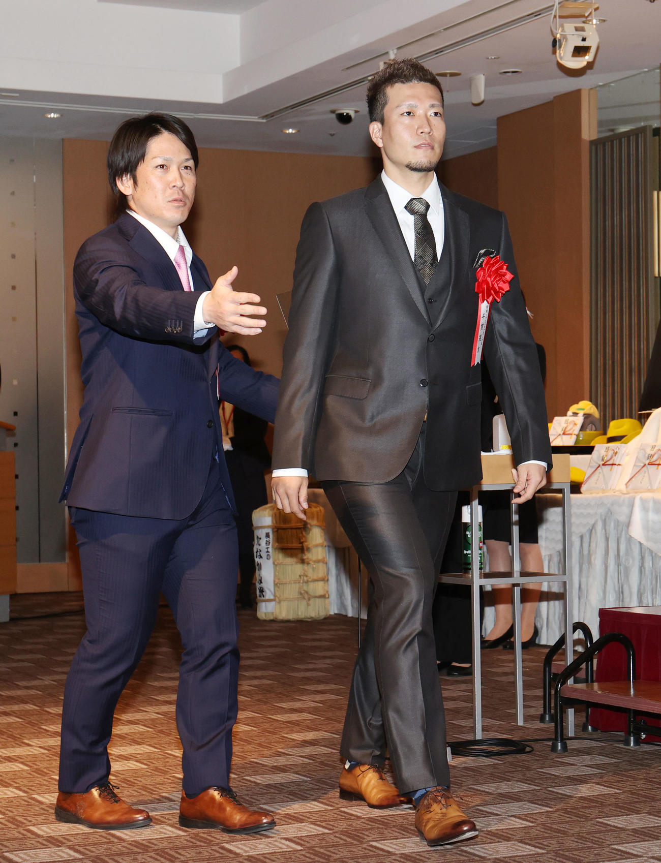 年間最優秀バッテリー賞の表彰式で登壇するソフトバンク千賀投手（右）と甲斐捕手（撮影・狩俣裕三）