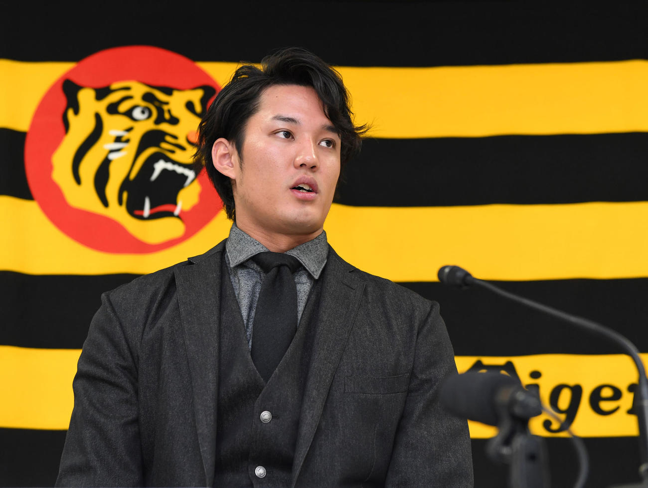 契約更改を終え会見する藤浪（代表撮影）