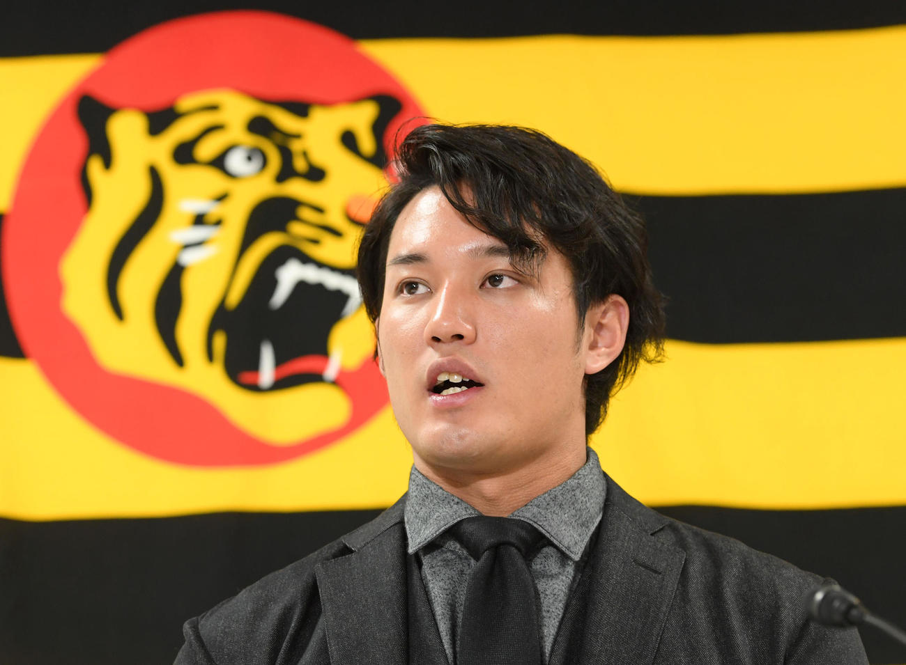 契約更改を終え会見する藤浪（代表撮影）