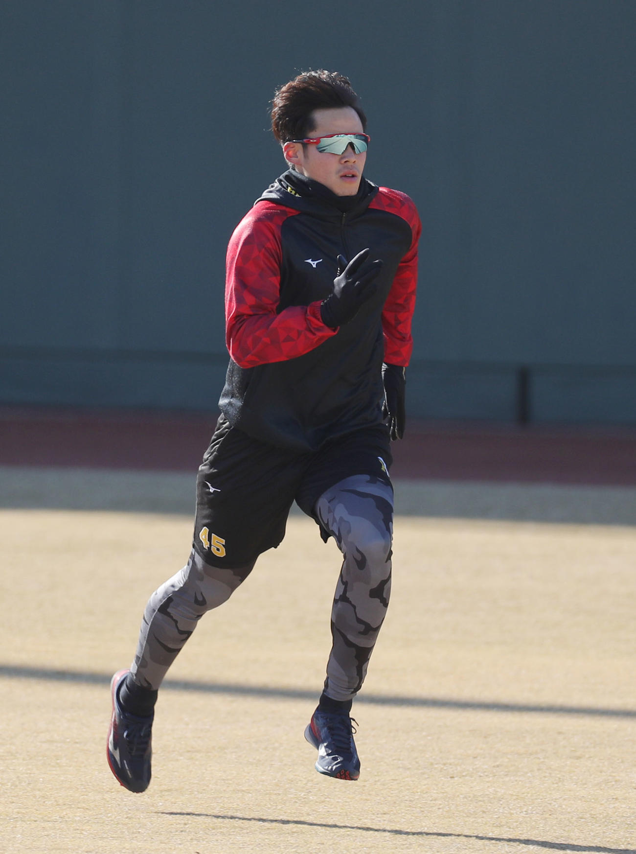 鳴尾浜でダッシュする阪神遠藤成（撮影・前田充）