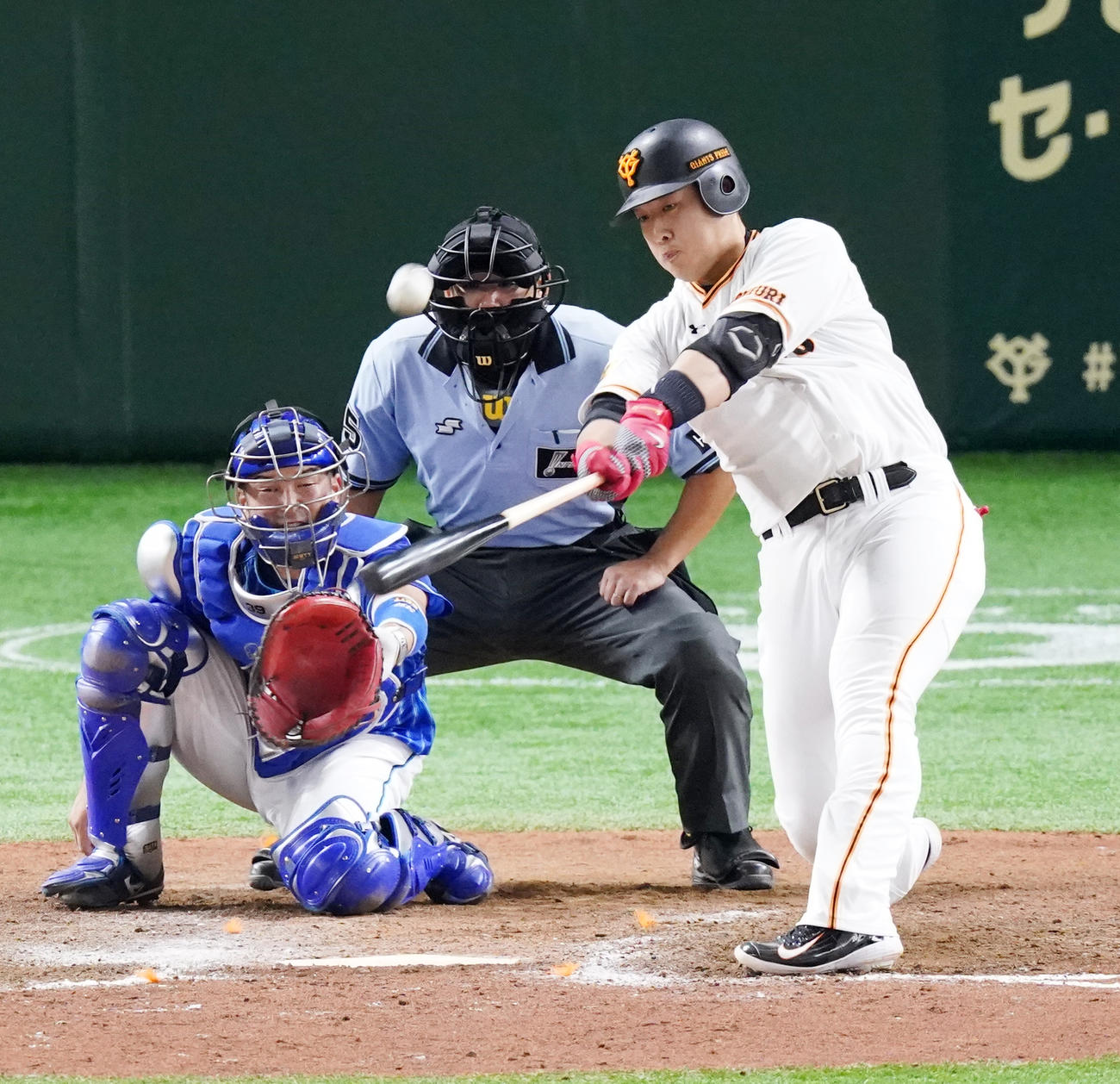 巨人対DeNA　9回裏巨人2死、ソロ本塁打を放つ岡本和真（2020年7月30日撮影）