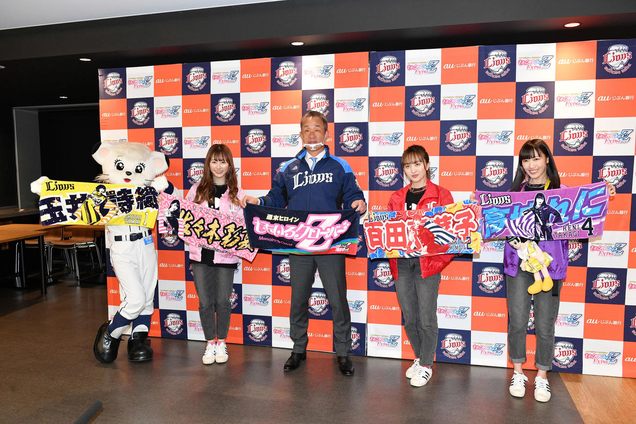ももいろクローバーZのタオルを手に記念撮影する、左から佐々木彩夏、西武辻発彦監督、百田夏菜子、高城れに（撮影・滝沢徹郎）
