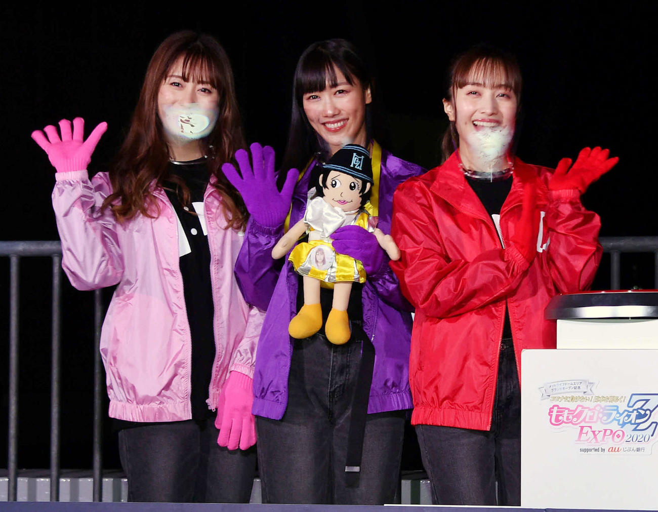 オープニングセレモニーで記念撮影するももいろクローバーZの、左から佐々木彩夏、高城れに、百田夏菜子（撮影・滝沢徹郎）