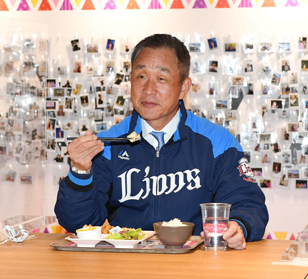 ももいろクローバーZのメンバーがプロデュースした料理を試食する西武辻監督（撮影・滝沢徹郎）