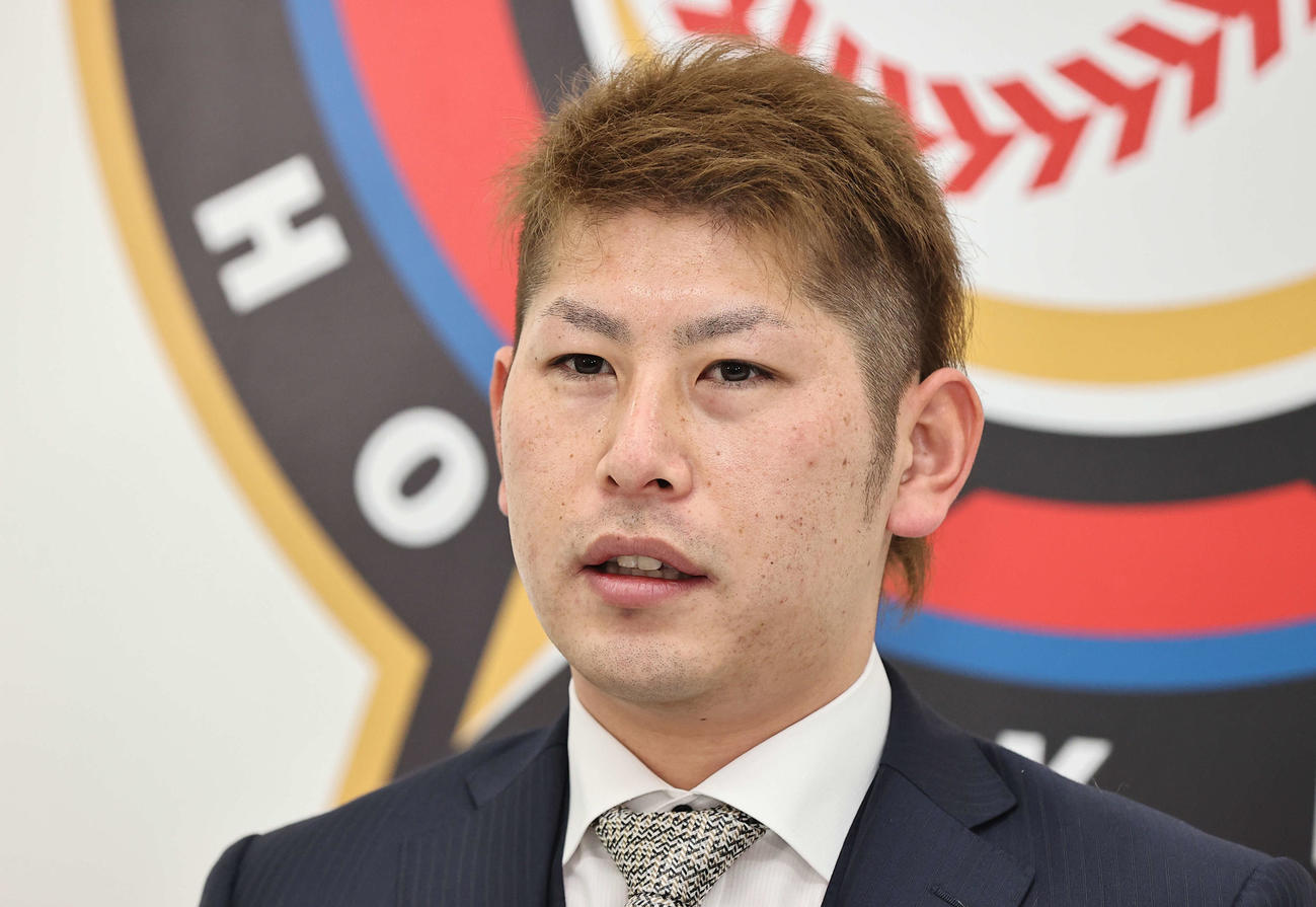 札幌市内にある球団事務所で契約更改を終え、会見に臨んだ日本ハム加藤（代表撮影）