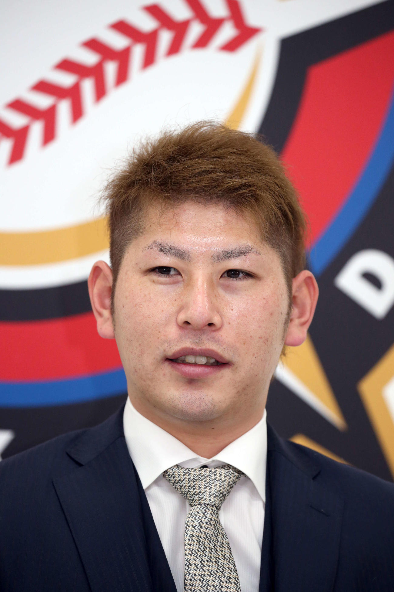 札幌市内にある球団事務所で契約更改を終え、会見に臨んだ日本ハム加藤（代表撮影）