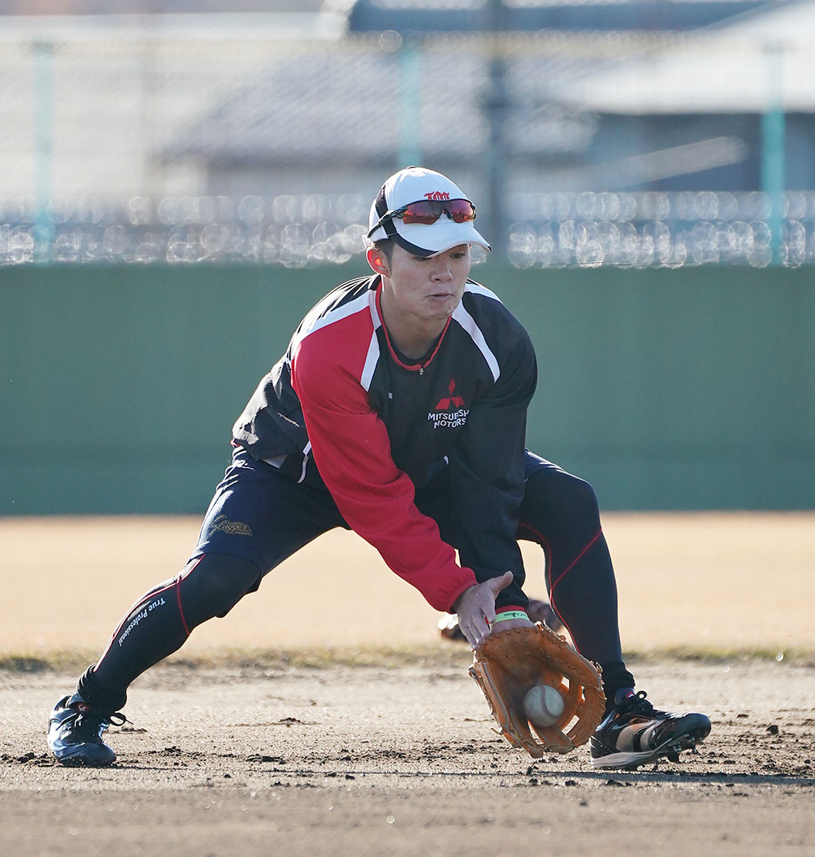 自主トレを公開しノックを受ける阪神D6巡目・中野拓夢（撮影・森本幸一）