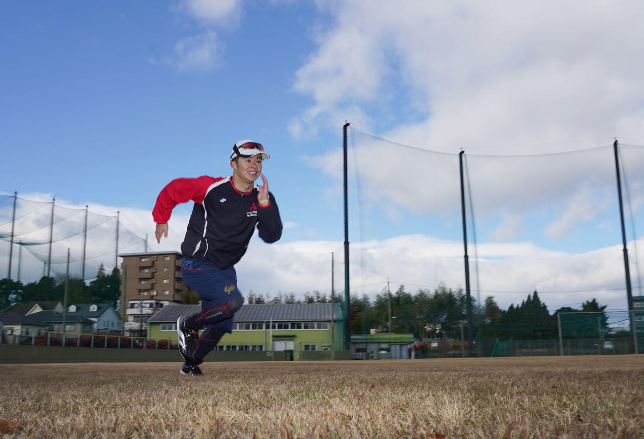 自主トレを公開しダッシュをする阪神D6巡目・中野拓夢（撮影・森本幸一）
