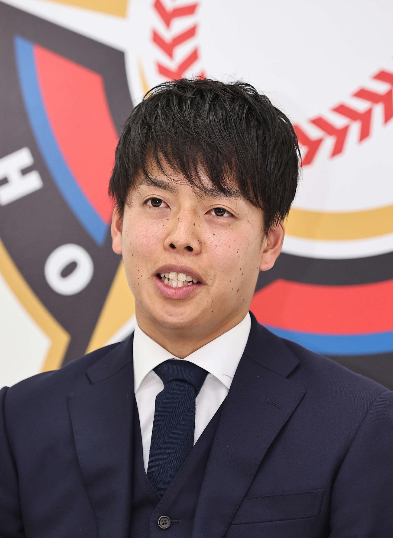 札幌市内にある球団事務所で契約更改を終え、記者会見に臨んだ日本ハム杉浦（代表撮影）