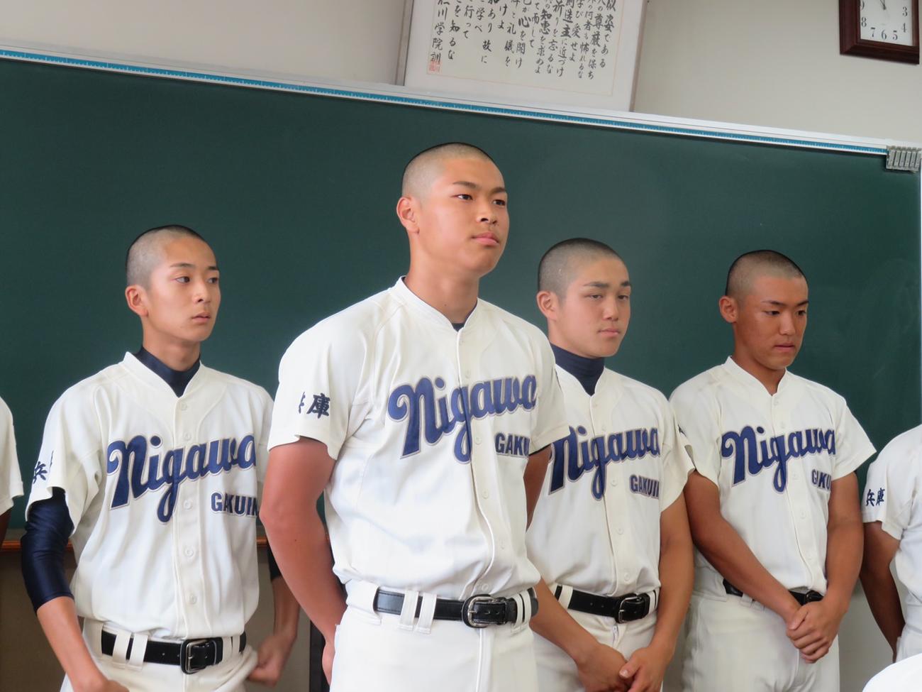 仁川学院3年夏の大会前の壮行会に出席した佐藤輝（左から2人目）（家族提供）