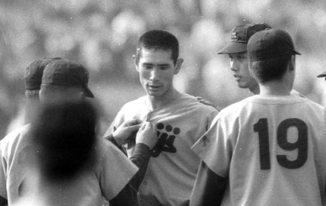 68年4月27日、明大対慶大　相手選手の走塁に対し詰め寄り、チームメートからなだめられる明大・星野（中央）