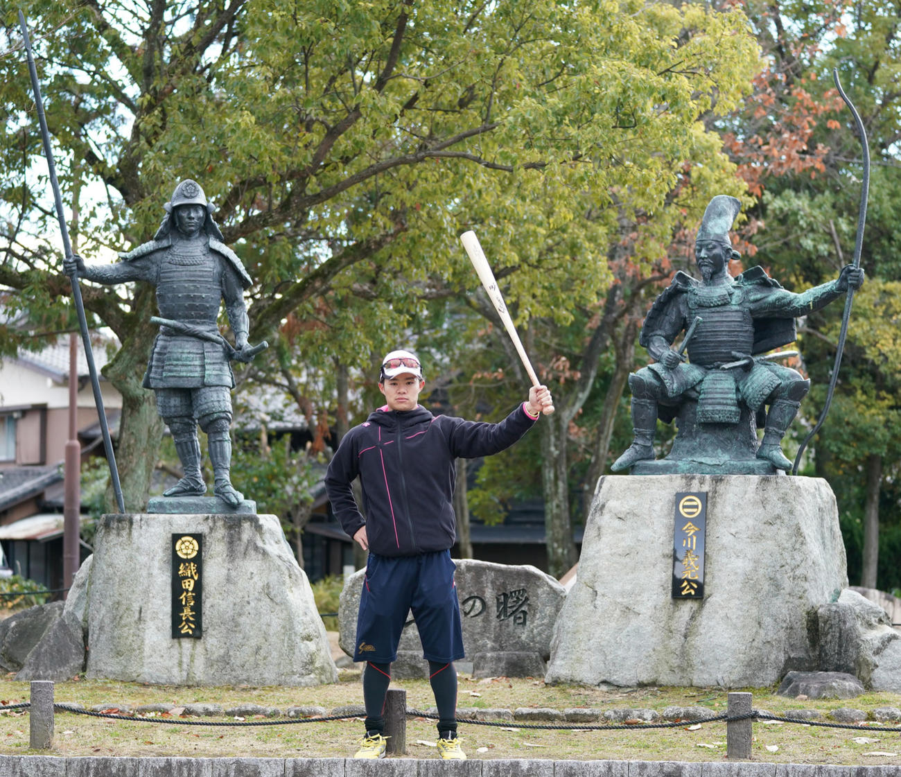 桶狭間古戦場公園にある織田信長公（左）と今川義元公の銅像前でポーズを決める阪神中野拓夢（撮影・森本幸一）