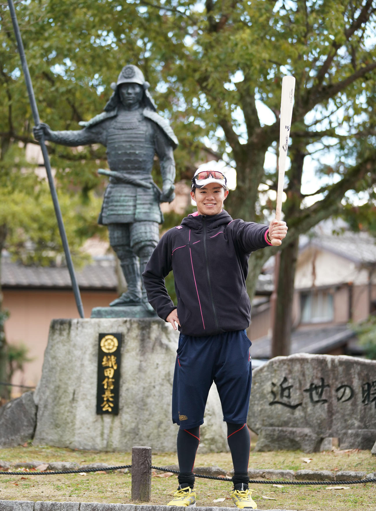 桶狭間古戦場公園にある織田信長公の銅像前でポーズを決める阪神中野拓夢（撮影・森本幸一）