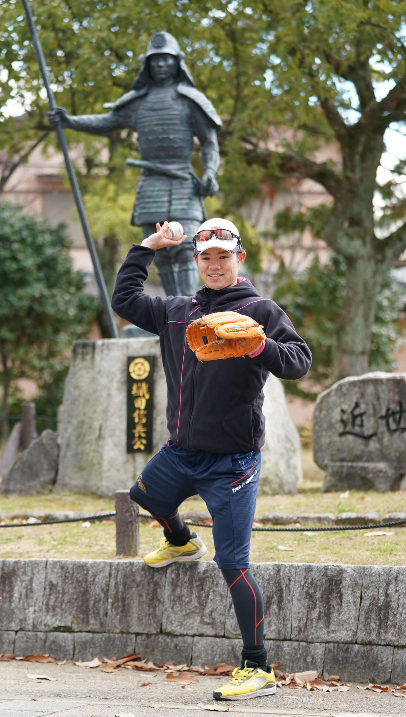 桶狭間古戦場公園にある織田信長公の銅像前でポーズを決める阪神中野拓夢（撮影・森本幸一）