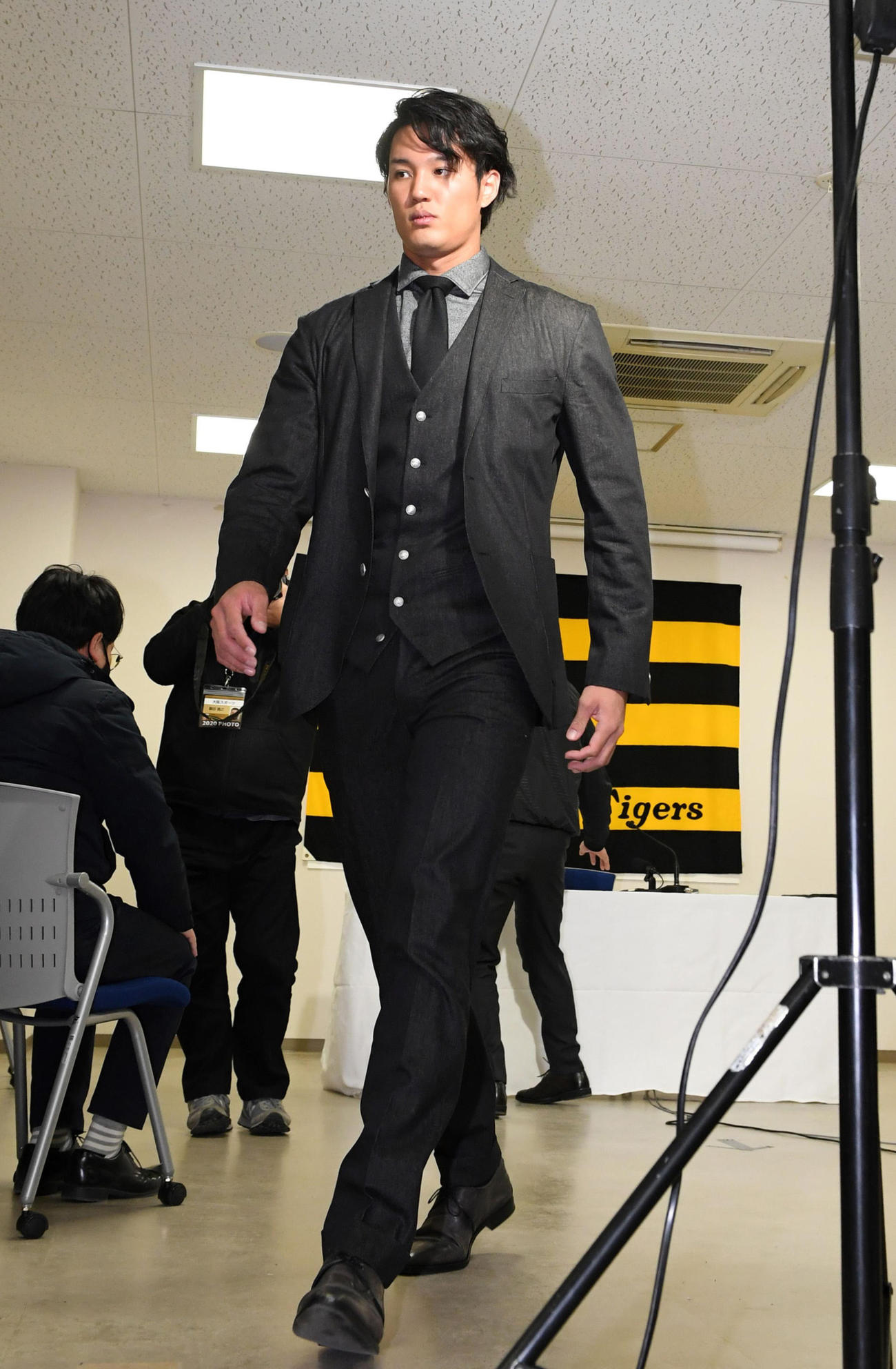 会見を終え引き揚げる藤浪（代表撮影）