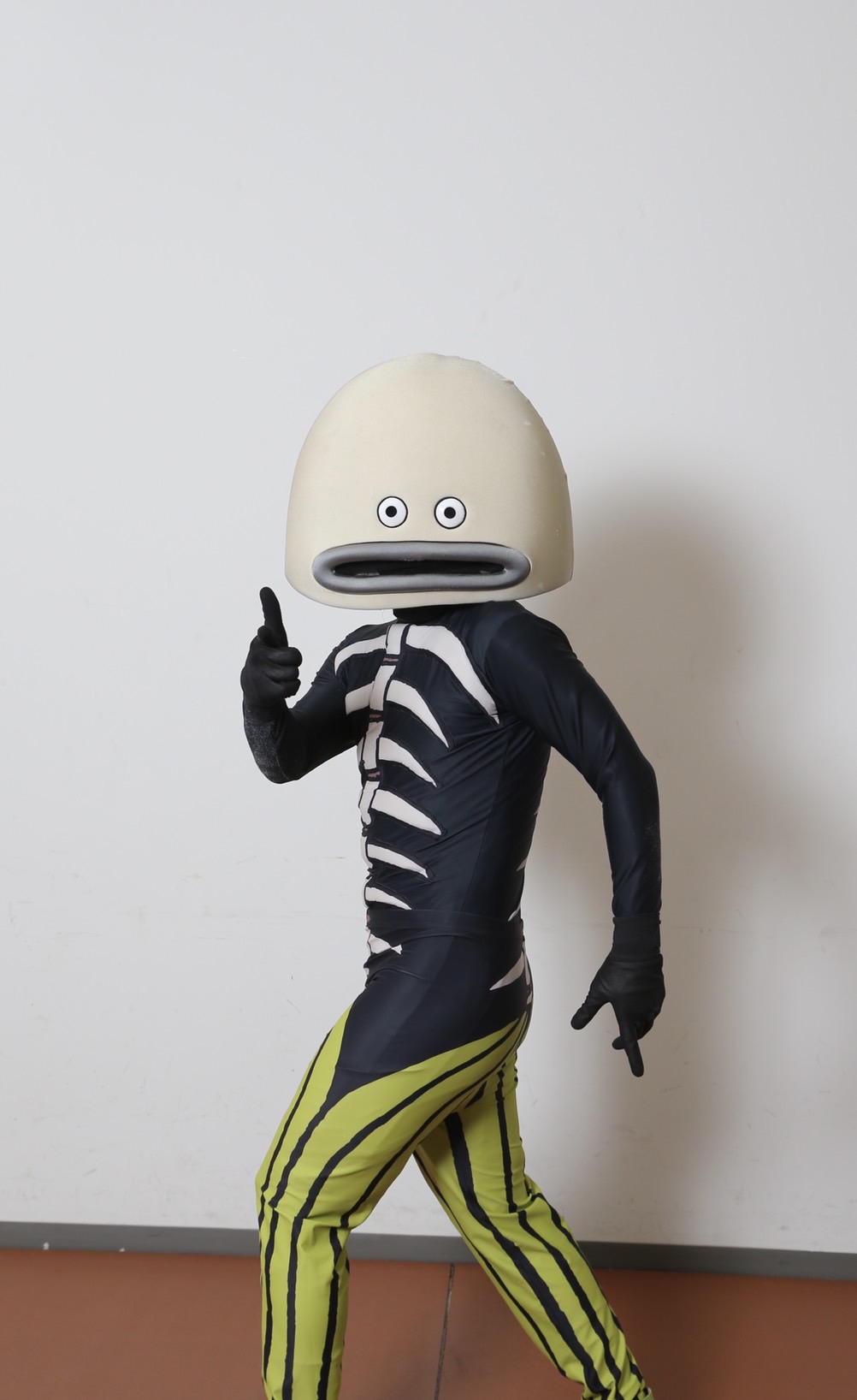 グーのポーズをする謎の魚
