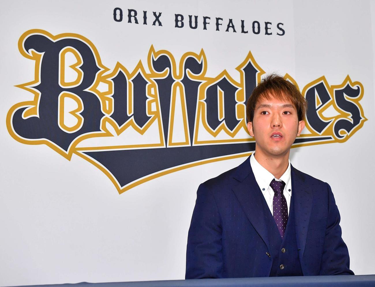 契約更改交渉を終え取材に応じるオリックス田嶋大樹（撮影・上田博志）