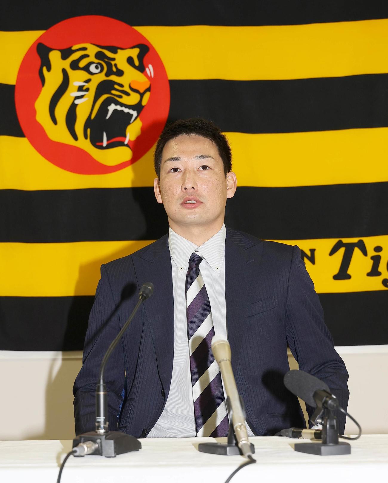 年俸9500万円で契約更改し、会見する岩崎優（代表撮影）