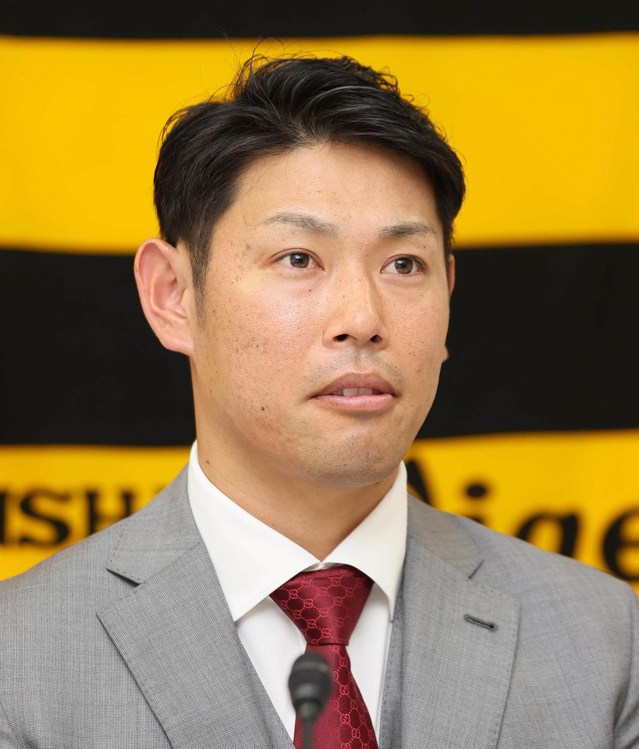 現状維持の年俸2800万円で契約更改し、会見する阪神原口（代表撮影）