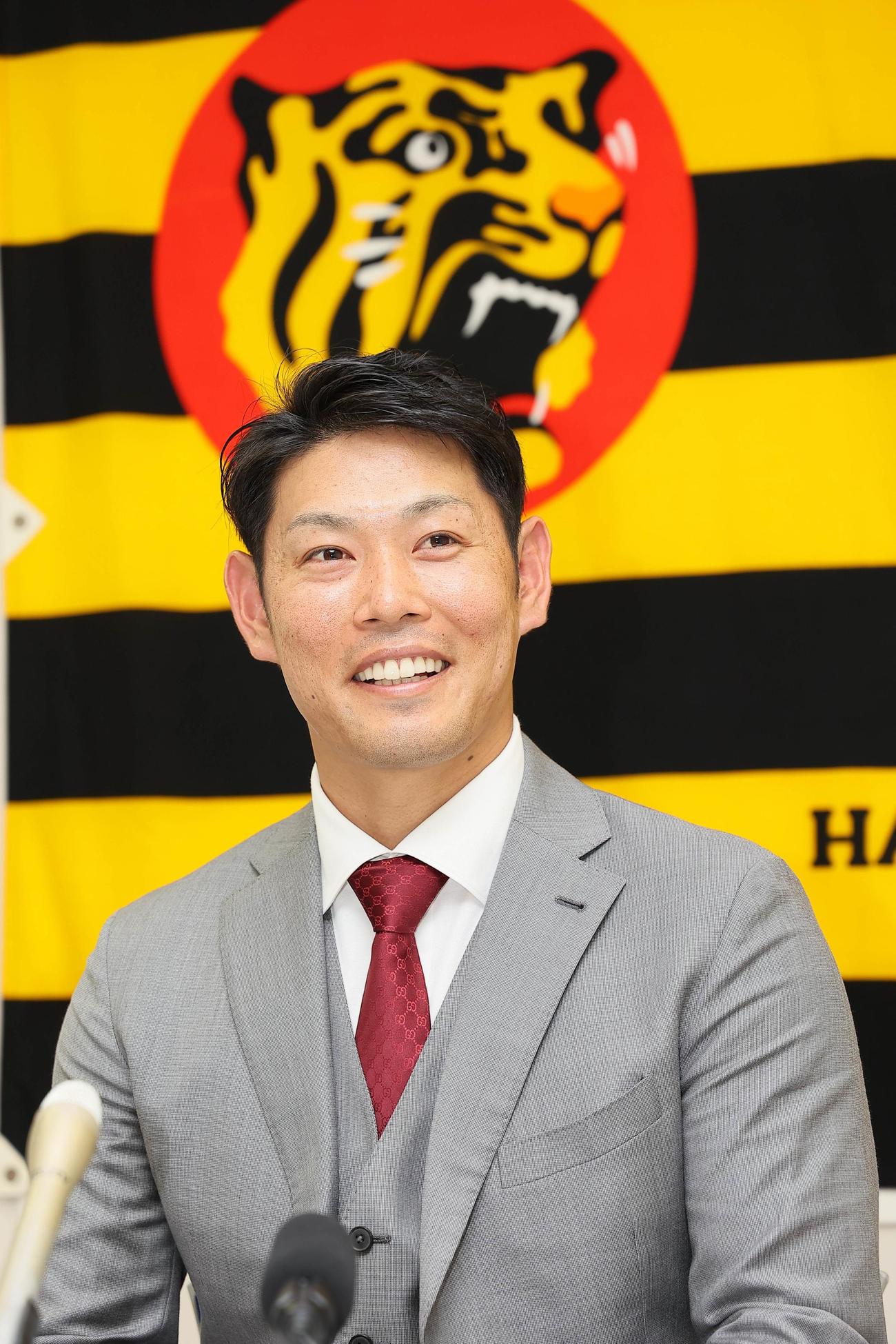 現状維持の年俸2800万円で契約更改した阪神原口（代表撮影）