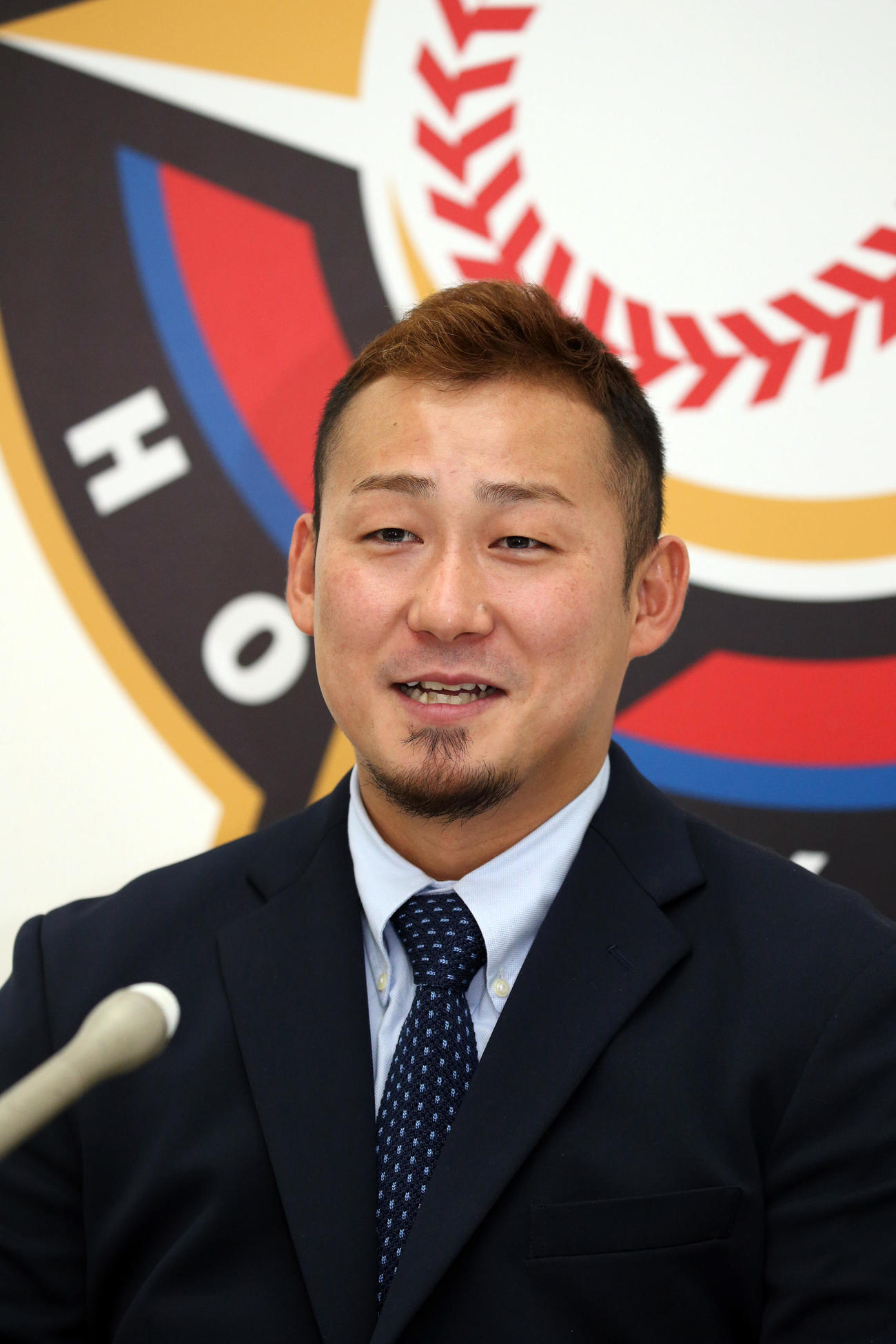契約更改を終え、会見する日本ハム中田（代表撮影）