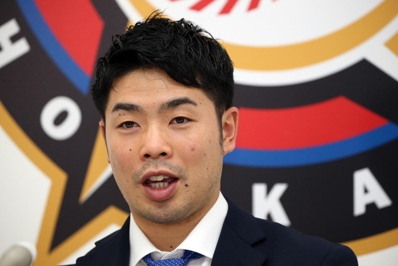 契約更改を終え、会見する日本ハム近藤（代表撮影）