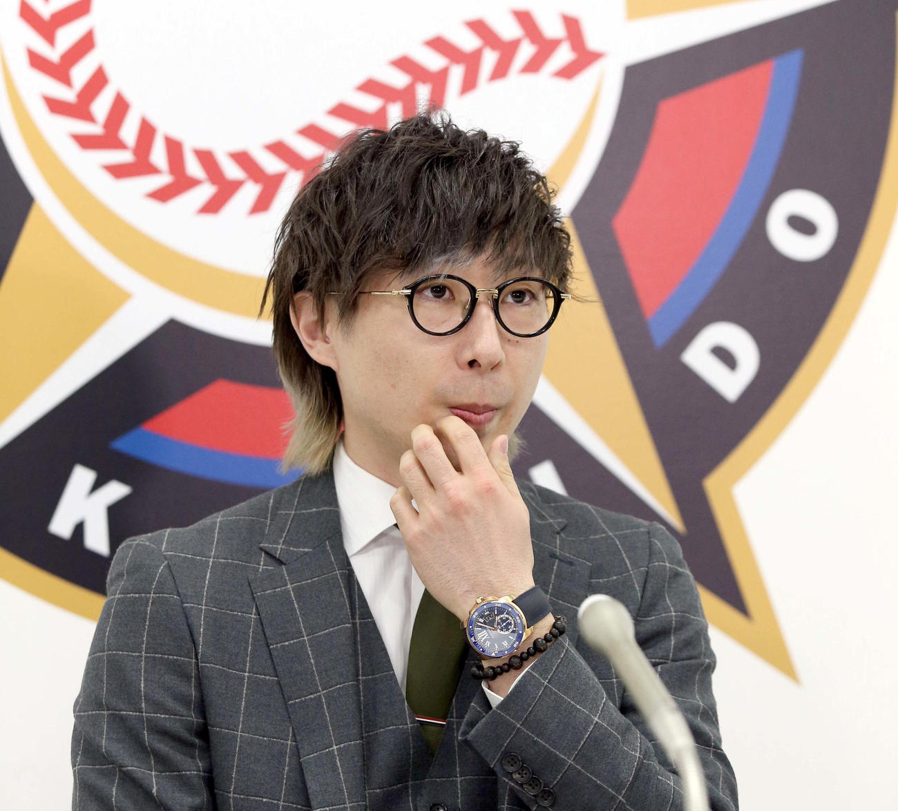 契約更改を終え、会見する日本ハム金子（撮影・佐藤翔太）