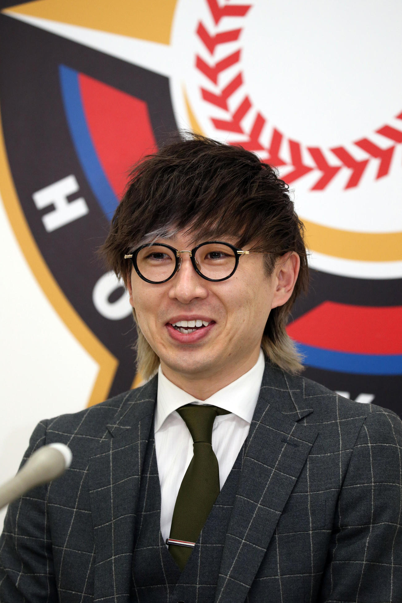 契約更改を終え、会見する日本ハム金子（代表撮影）