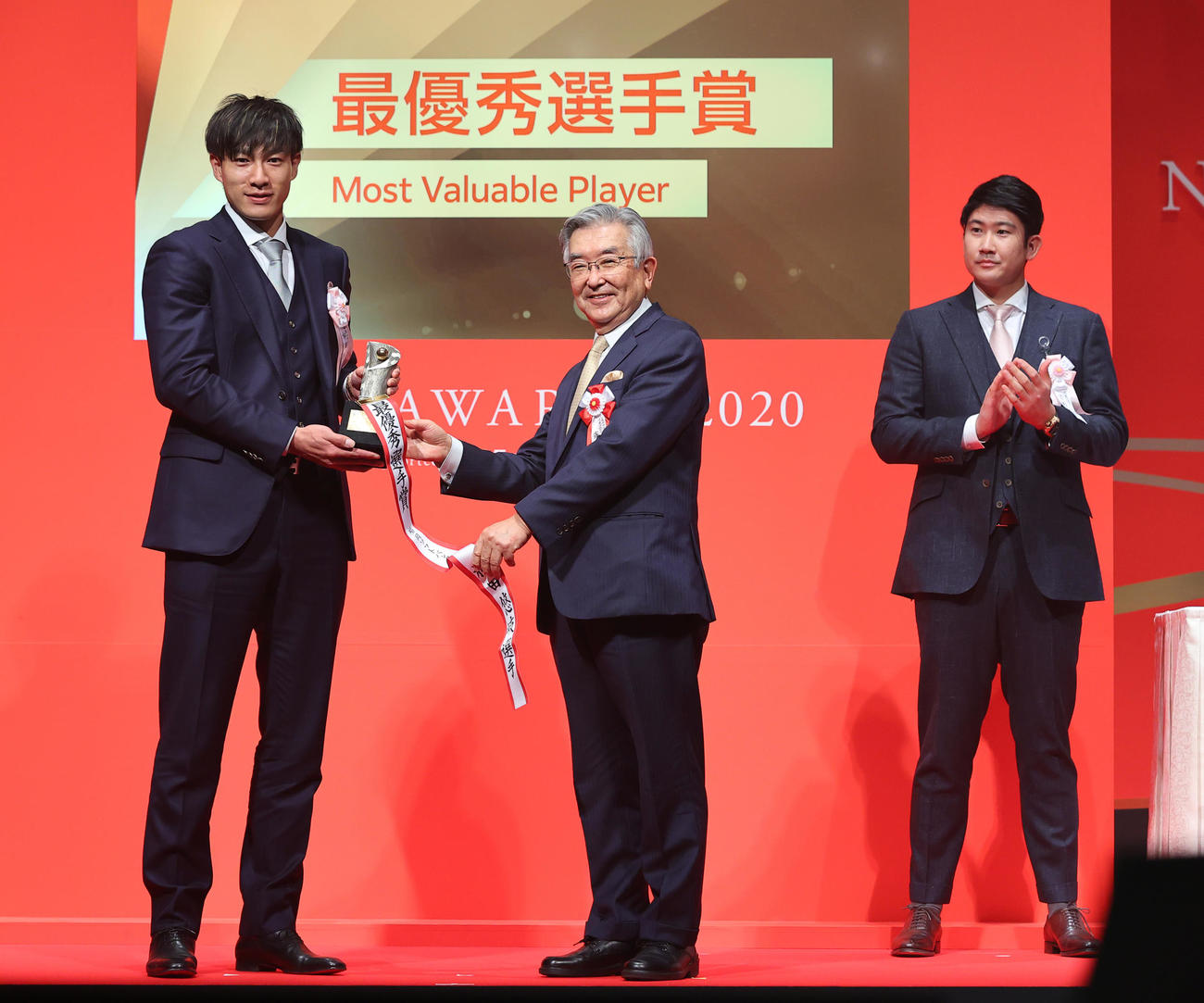 プロ野球「NPB　AWARDS　2020（NPBアワード）」最優秀選手賞を受賞しNPB斉藤惇コミッショナー（中央）から表彰を受けるソフトバンク柳田悠岐。右は巨人菅野智之（代表撮影）