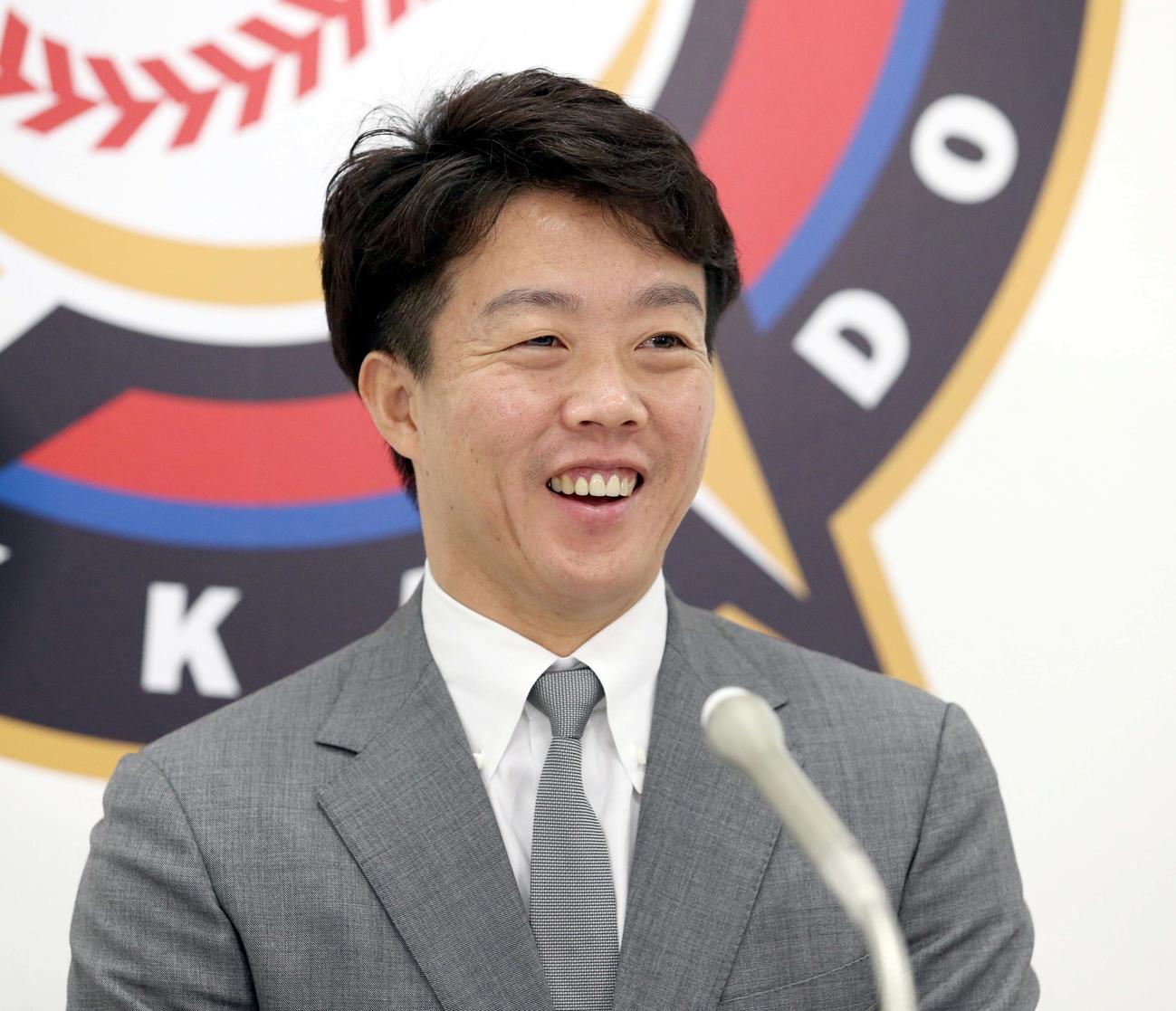 契約更改を終え、会見する日本ハム鶴岡（撮影・佐藤翔太）