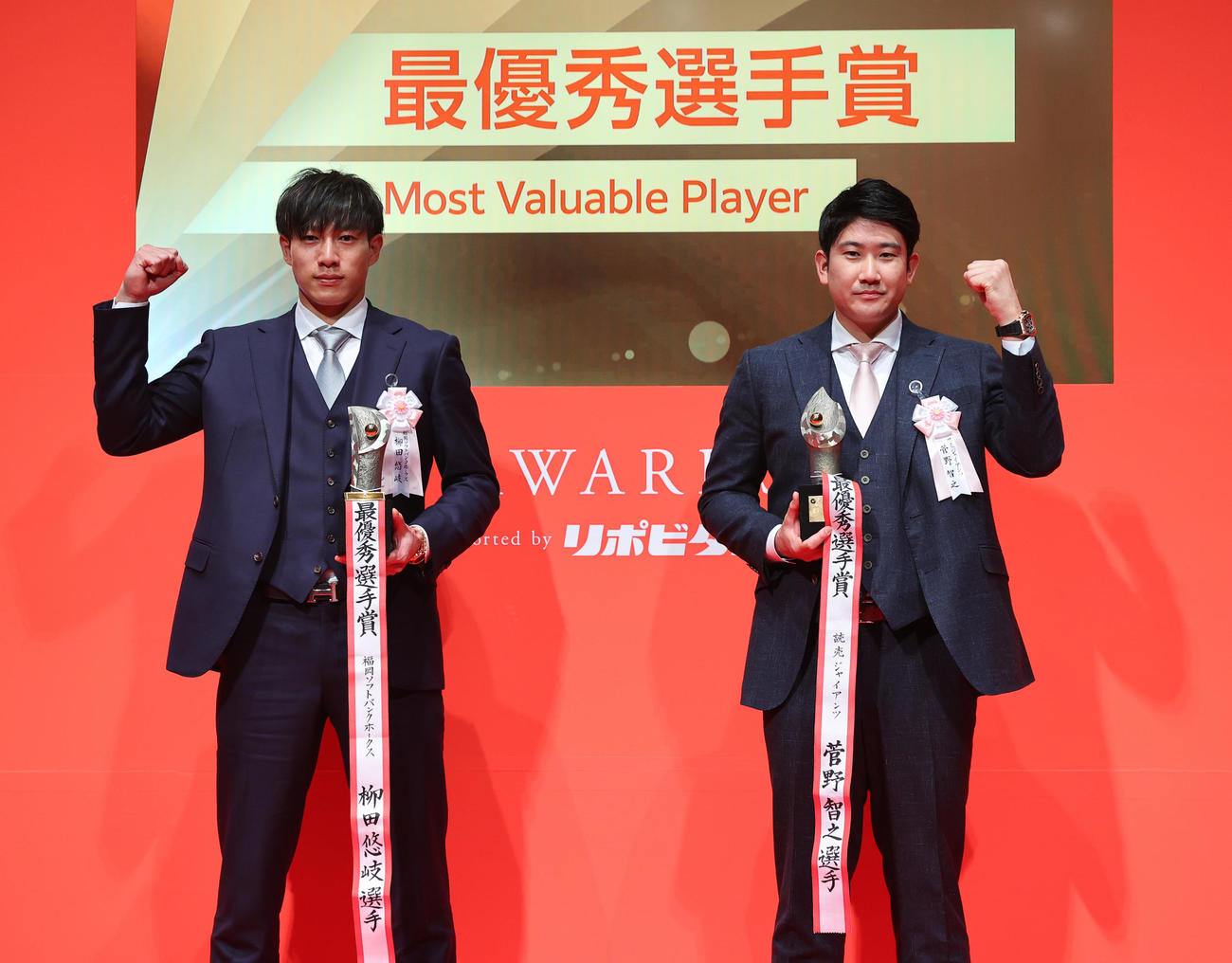 プロ野球「NPB　AWARDS　2020（NPBアワード）」最優秀選手賞を受賞したソフトバンク柳田悠岐（左）と巨人菅野智之（代表撮影）