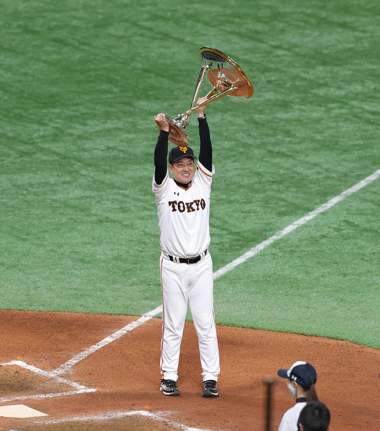 20年10月30日、優勝トロフィーを笑顔で掲げる原監督