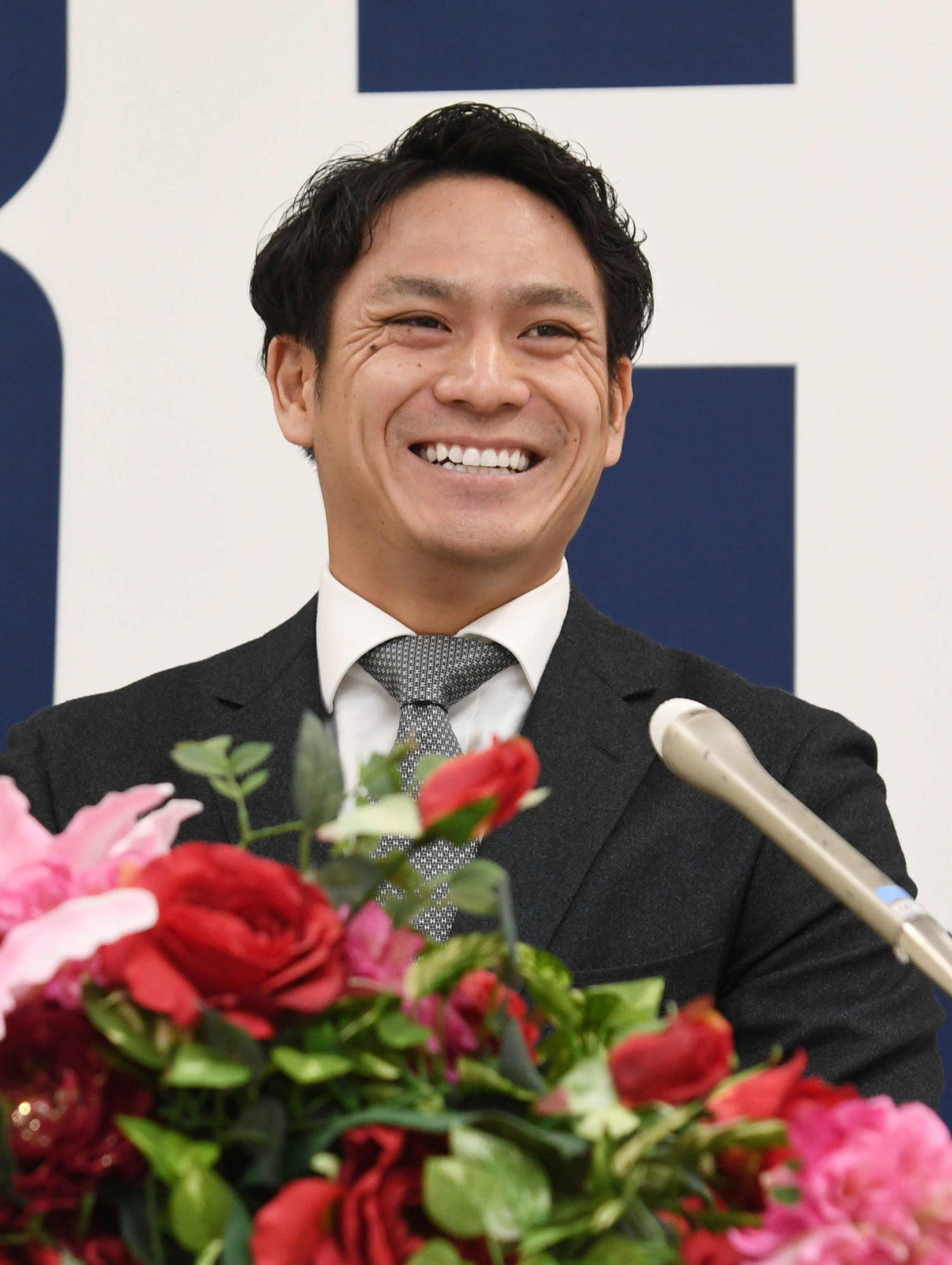 契約更改し、笑顔で報道陣の質問に答えるた広島田中広