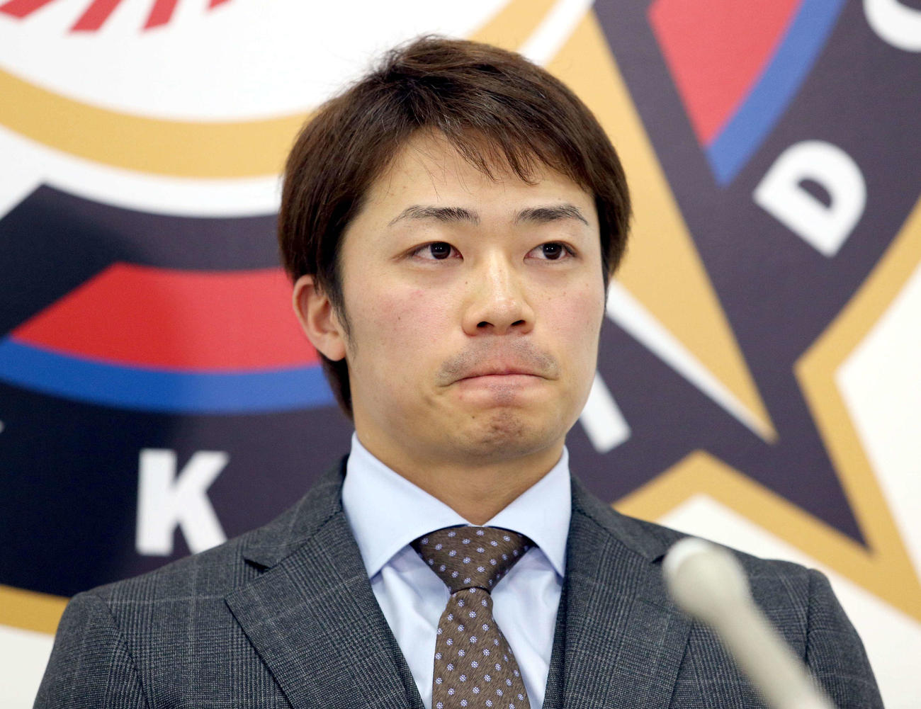 契約更改を終え、会見する日本ハム中島（撮影・佐藤翔太）