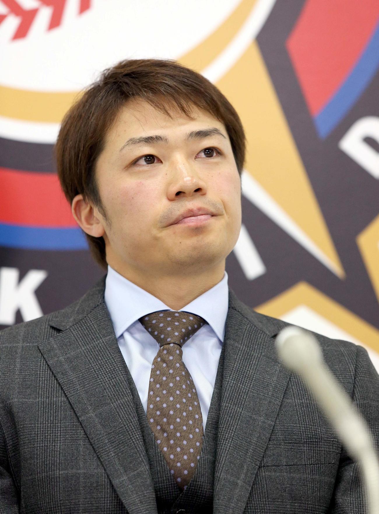 契約更改を終え、会見する日本ハム中島（撮影・佐藤翔太）