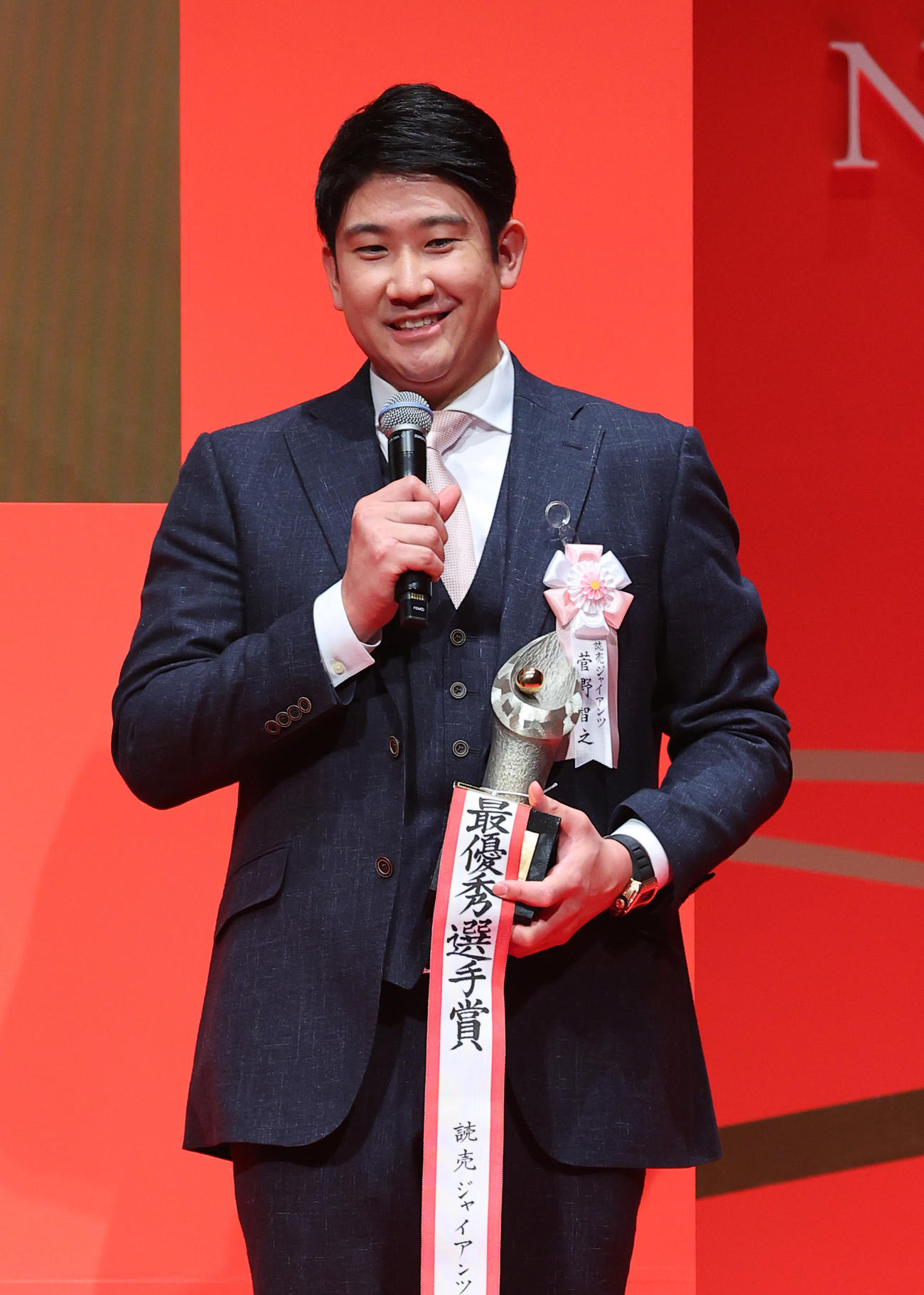 プロ野球「NPB　AWARDS　2020（NPBアワーズ）」最優秀選手賞を受賞し笑顔を見せる巨人菅野智之（代表撮影）