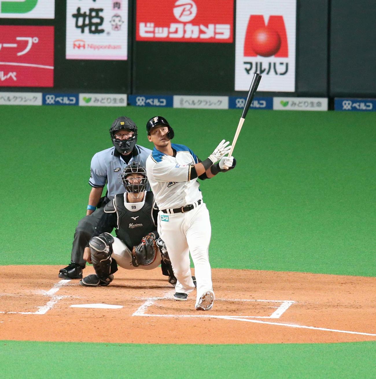 日本ハム対ロッテ　3回裏日本ハム1死一、二塁、左越え3点本塁打を放つ中田翔（20年7月19日撮影）