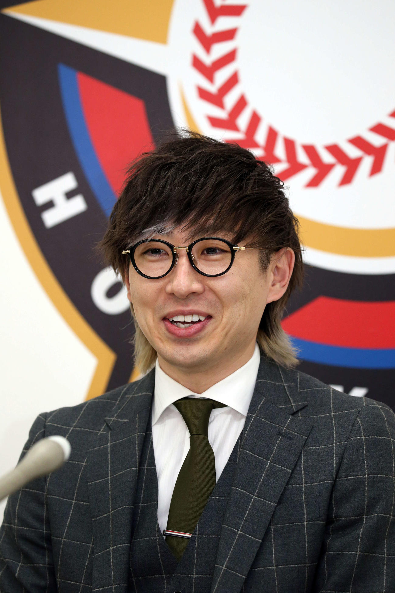 契約更改を終え、会見する日本ハム金子（代表撮影）